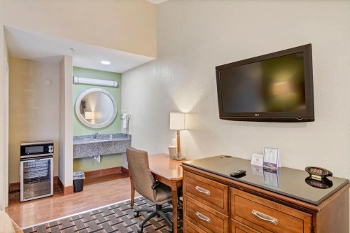 Savannah Garden Hotel image 16